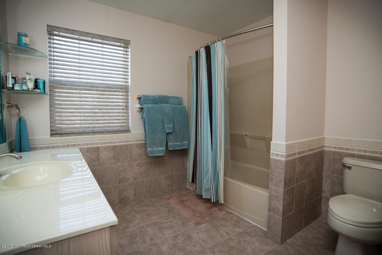 139 3rd Street, Unit 3 Keyport, NJ 07735 - Photo 11 of 16 Master bath