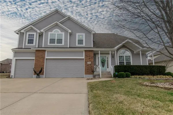 $530,000 | 2707 Southwest Arthur Drive, Lee's Summit, MO 64082