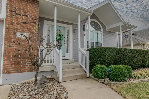 $530,000 | 2707 Southwest Arthur Drive, Lee's Summit, MO 64082