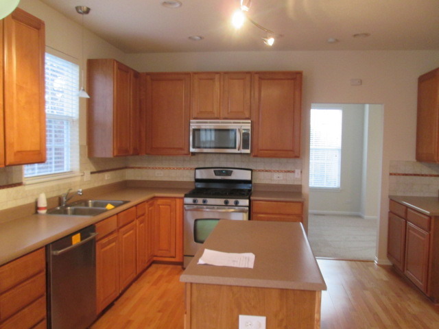 212 Thrush Circle Lindenhurst, IL 60046 - Photo 2 of 10