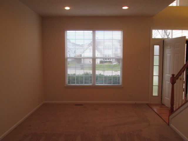 212 Thrush Circle Lindenhurst, IL 60046 - Photo 3 of 10