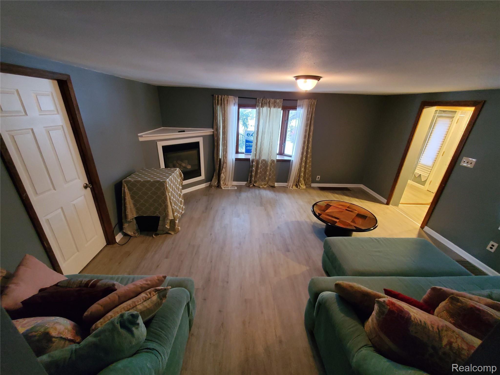 5) Livig Room - 16x15 - 1397 S Graham Rd. Flint, MI (4)