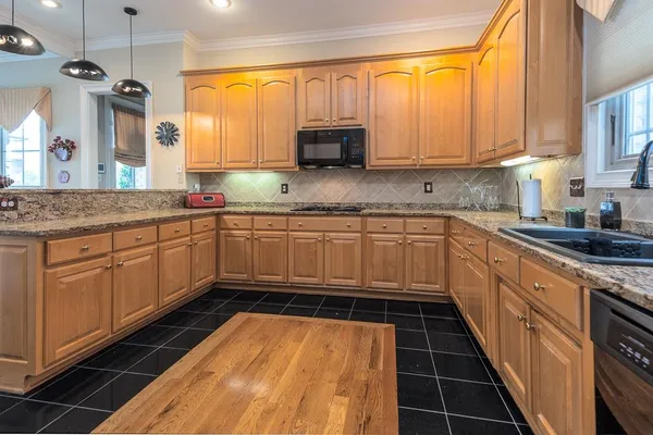$825,000 | 100 Founders Lane, Memphis, TN 38103