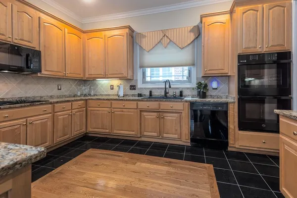 $825,000 | 100 Founders Lane, Memphis, TN 38103