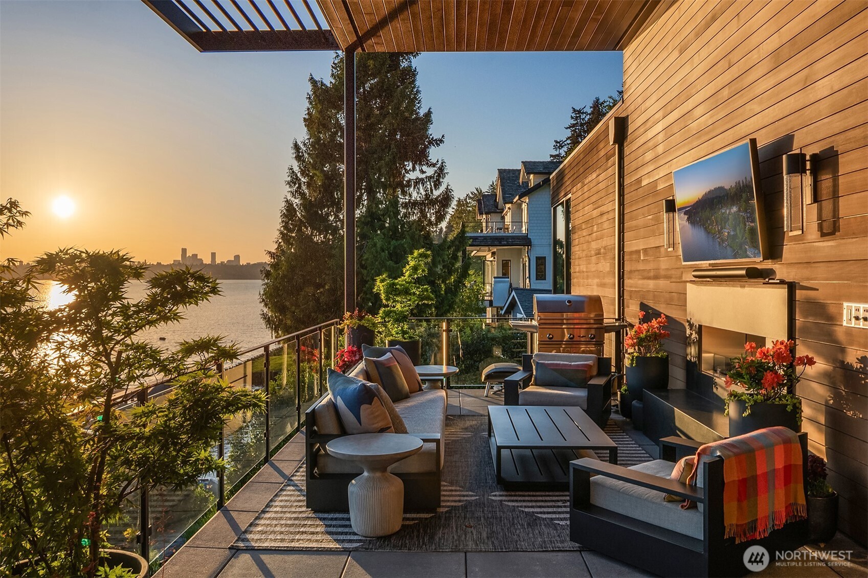 4041 West Mercer Way Mercer Island, WA 98040 - Photo 12 of 33