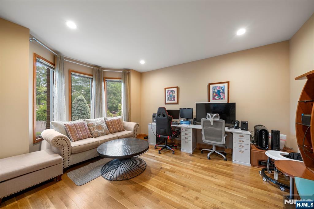 325 Cooper Place Paramus, NJ 07652 - Photo 5 of 31