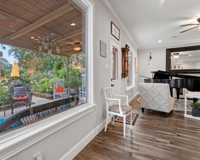 1514 Buchans Drive Spring, TX 77386 - Photo 11 of 50 with two picture windows looking out to the beautiful botanical gardens.