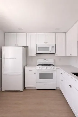 $2,400 | 218 Northeast 12th Avenue, Unit 302, Hallandale Beach, FL 33009