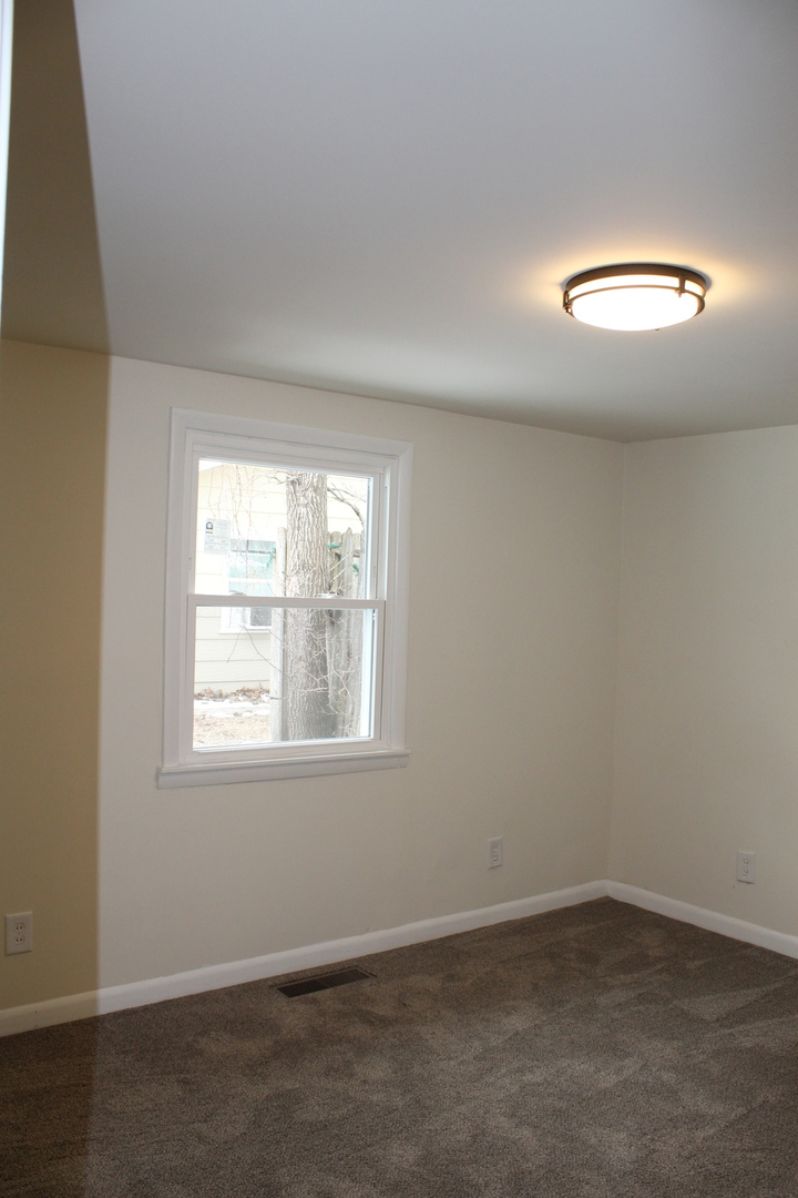 324 Sumac Street Wilmington, IL 60481 - Photo 17 of 23 an empty room with a window