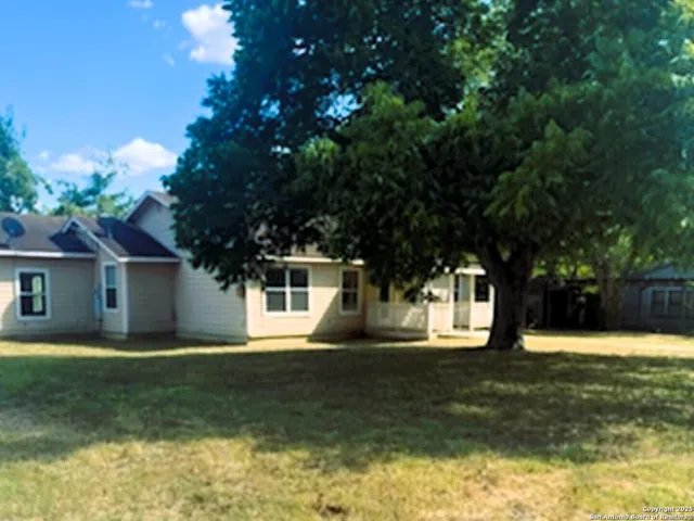 $1,600 | 200 West Person Street, Stockdale, TX 78160
