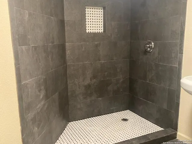 $1,600 | 200 West Person Street, Stockdale, TX 78160