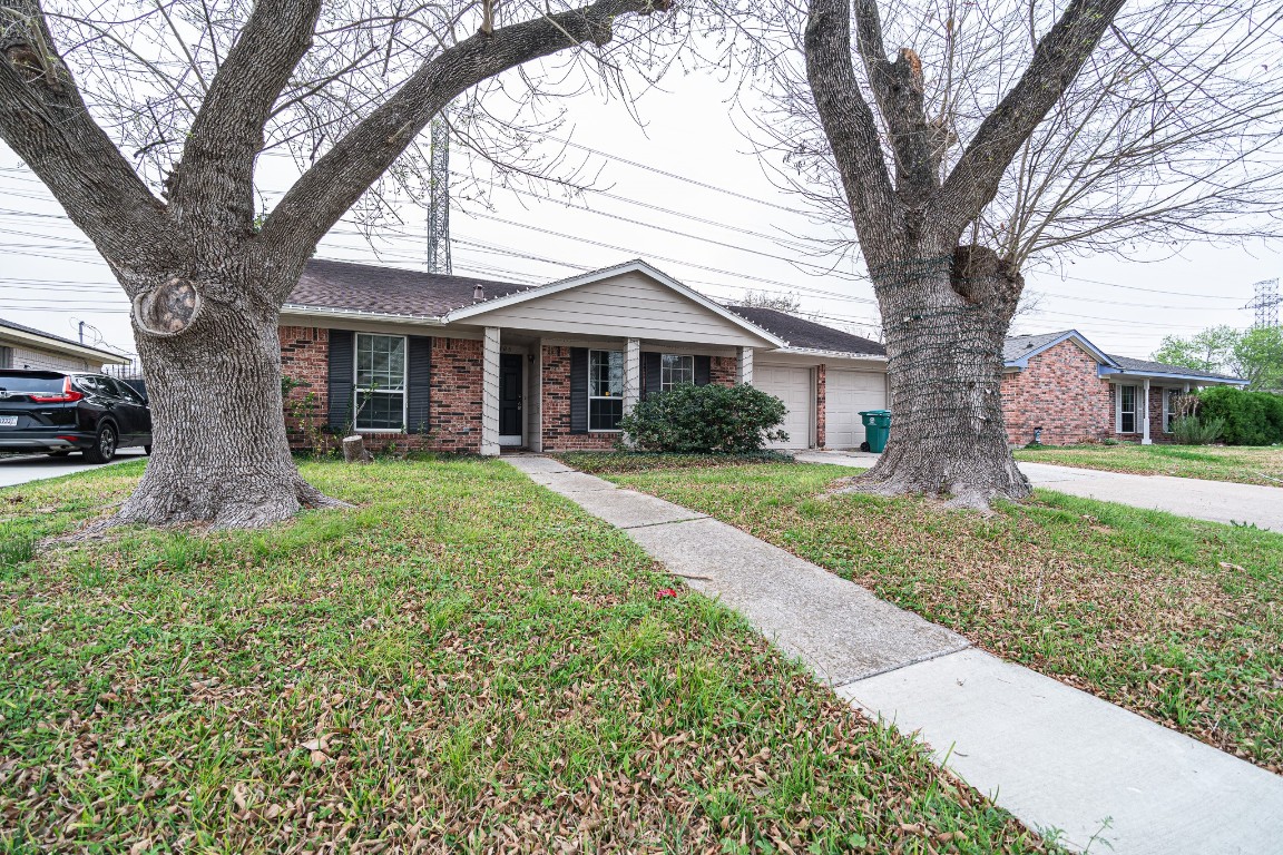 a view of house with a yard