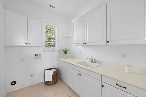 a en suite bathroom with double sink a large mirror and a bathtub