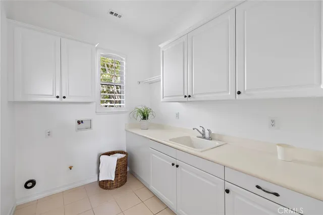 a en suite bathroom with double sink a large mirror and a bathtub