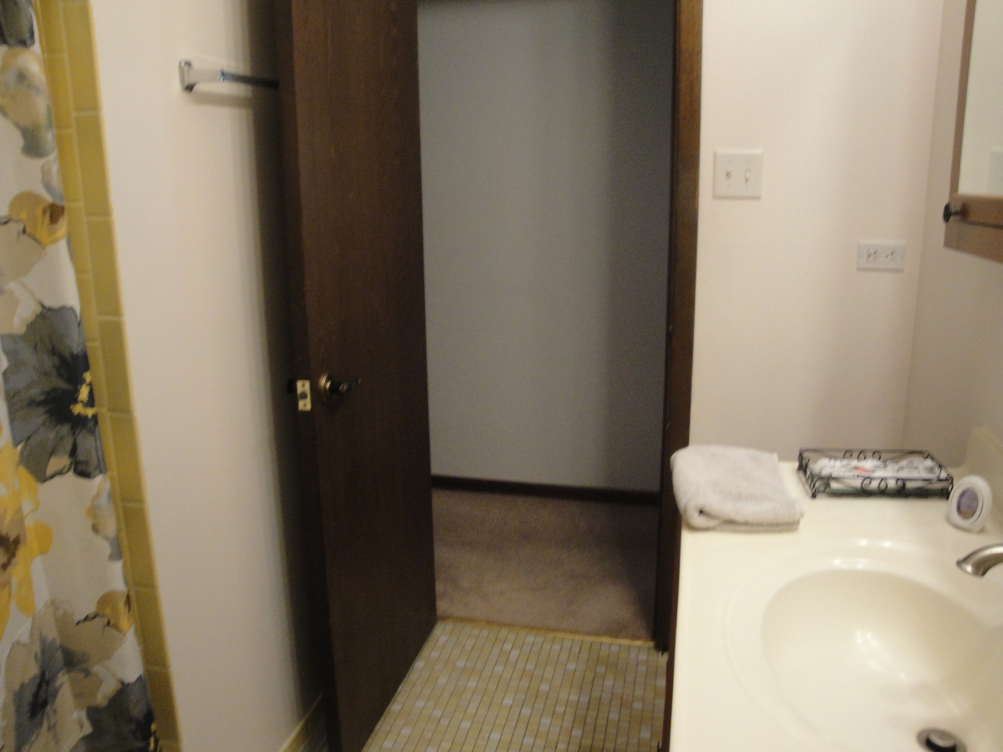 5008 West 122nd Street, Unit 1A Alsip, IL 60803 - Photo 19 of 28 a bathroom with a bathtub and shower