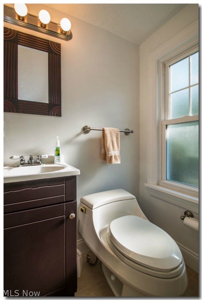3915 Grosvenor Road Cleveland, OH 44118 - Photo 13 of 24