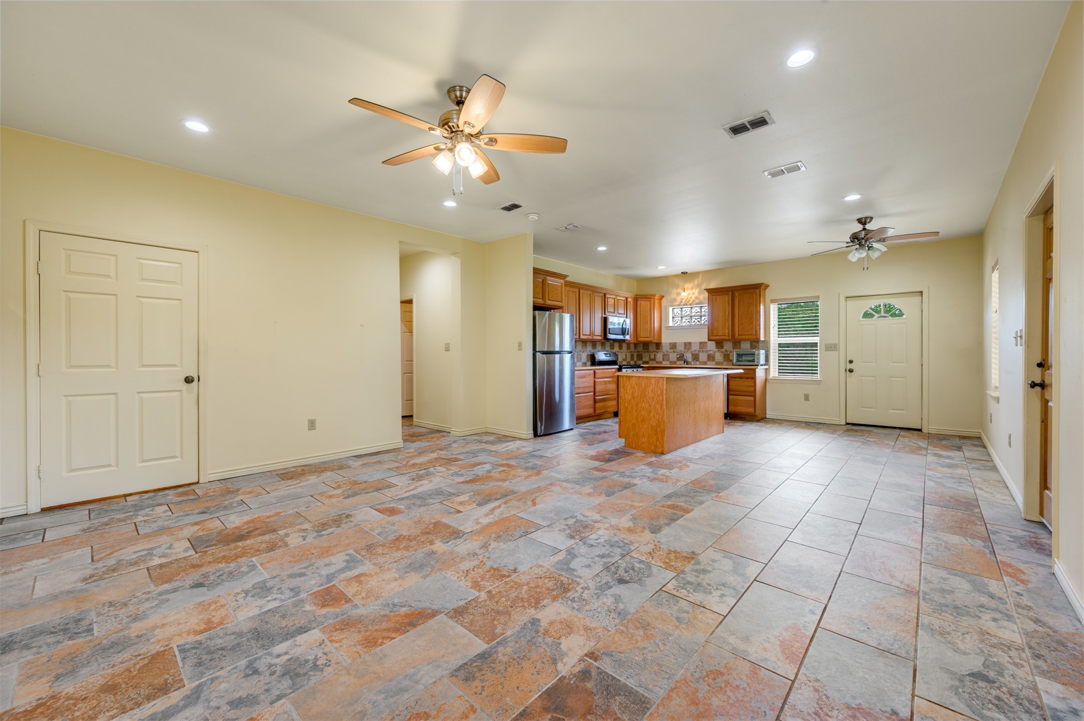 531 County Road 3501 Cuney, TX 75759 - Photo 11 of 35 a view of a livingroom with a kitchen