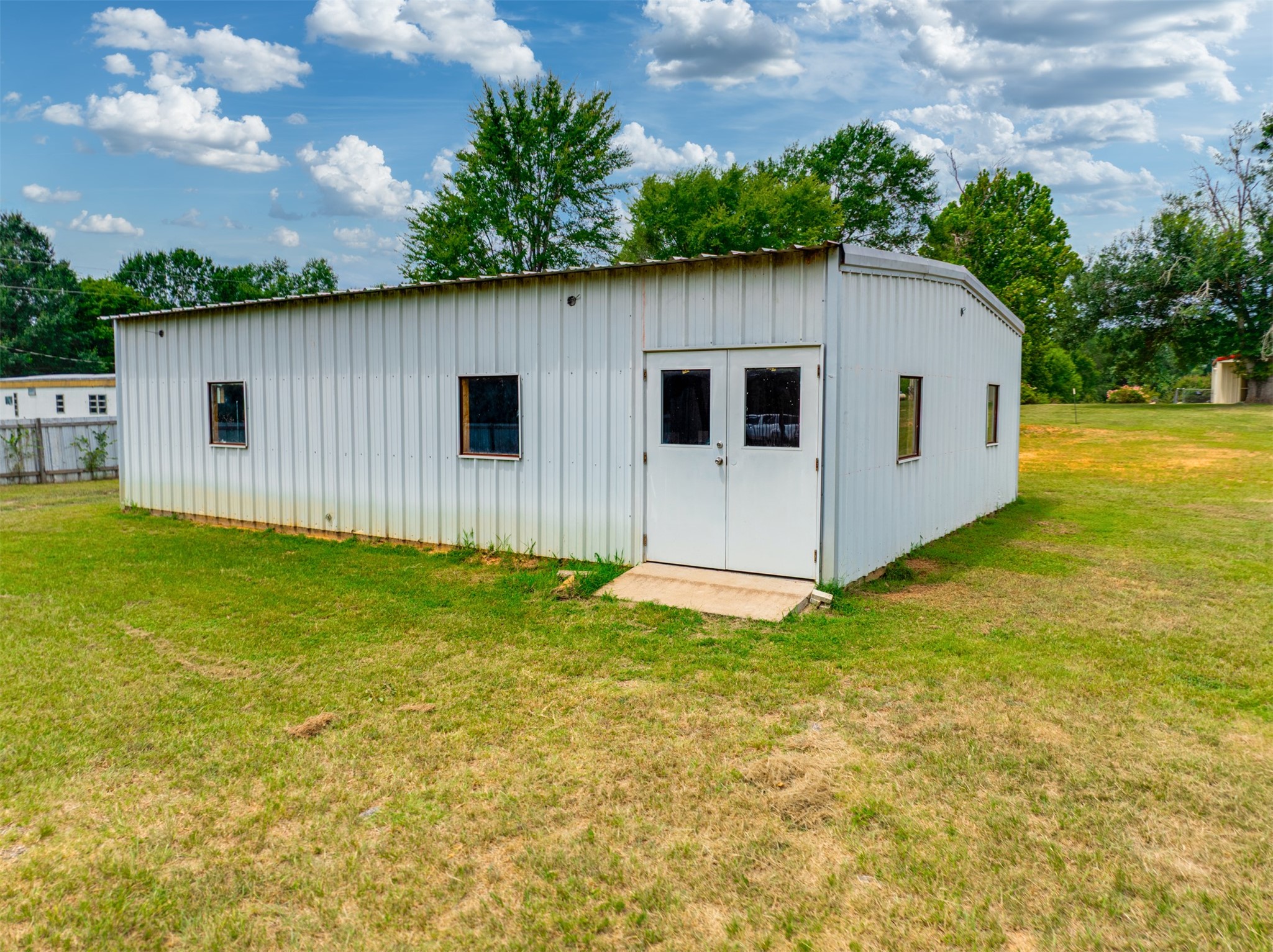531 County Road 3501 Cuney, TX 75759 - Photo 32 of 35 a backyard of a house with lots of green space