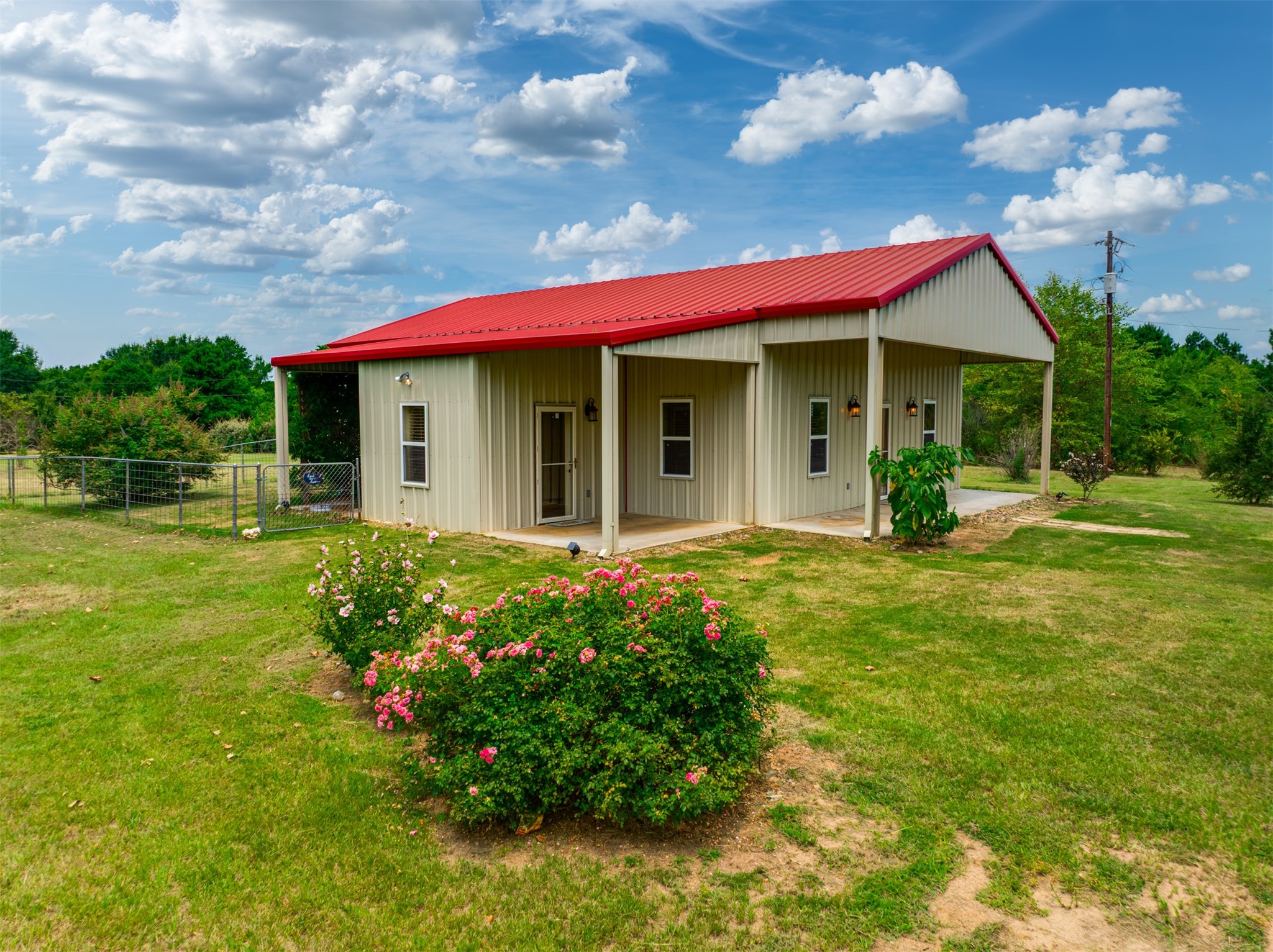 531 County Road 3501 Cuney, TX 75759 - Photo 4 of 35 a front view of a house with garden