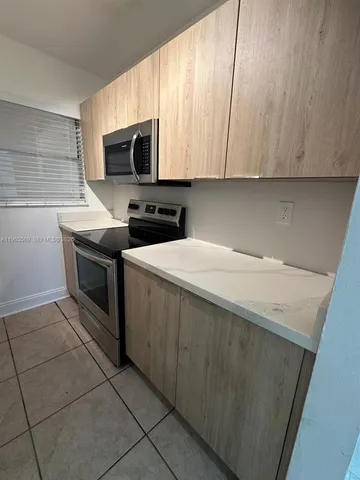 $1,800 | 2008 Jackson Street, Unit B4, Hollywood, FL 33020