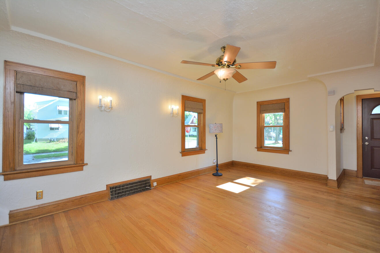 357 North 60th Street Milwaukee, WI 53213 - Photo 7 of 36 Living Room