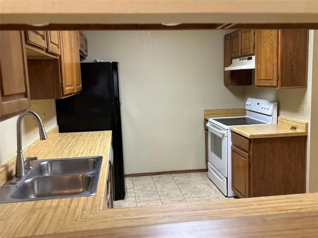 a view of empty room with window