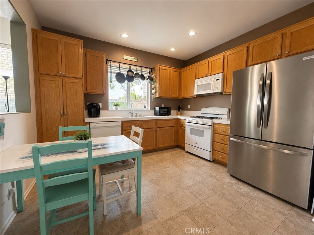 292 Edgemire Lane Simi Valley, CA 93065 - Photo 8 of 45