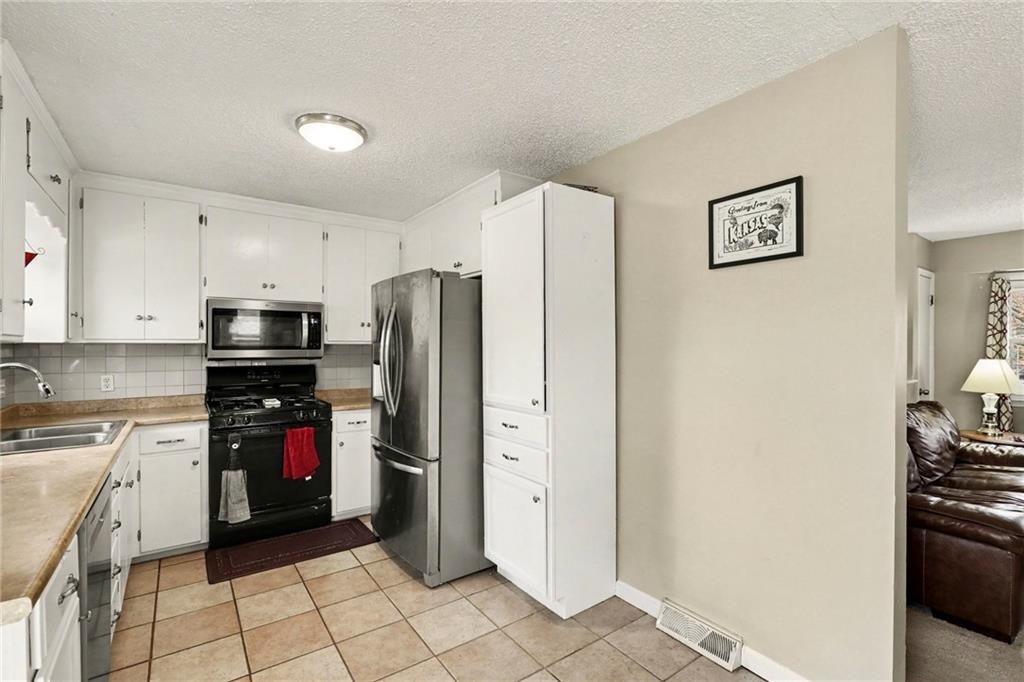 4745 Slater Street Merriam, KS 66203 - Photo 11 of 32