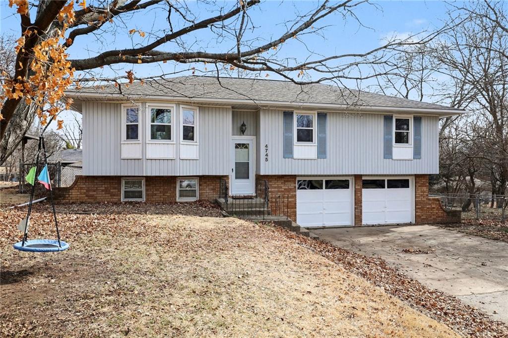 4745 Slater Street Merriam, KS 66203 - Photo 3 of 32