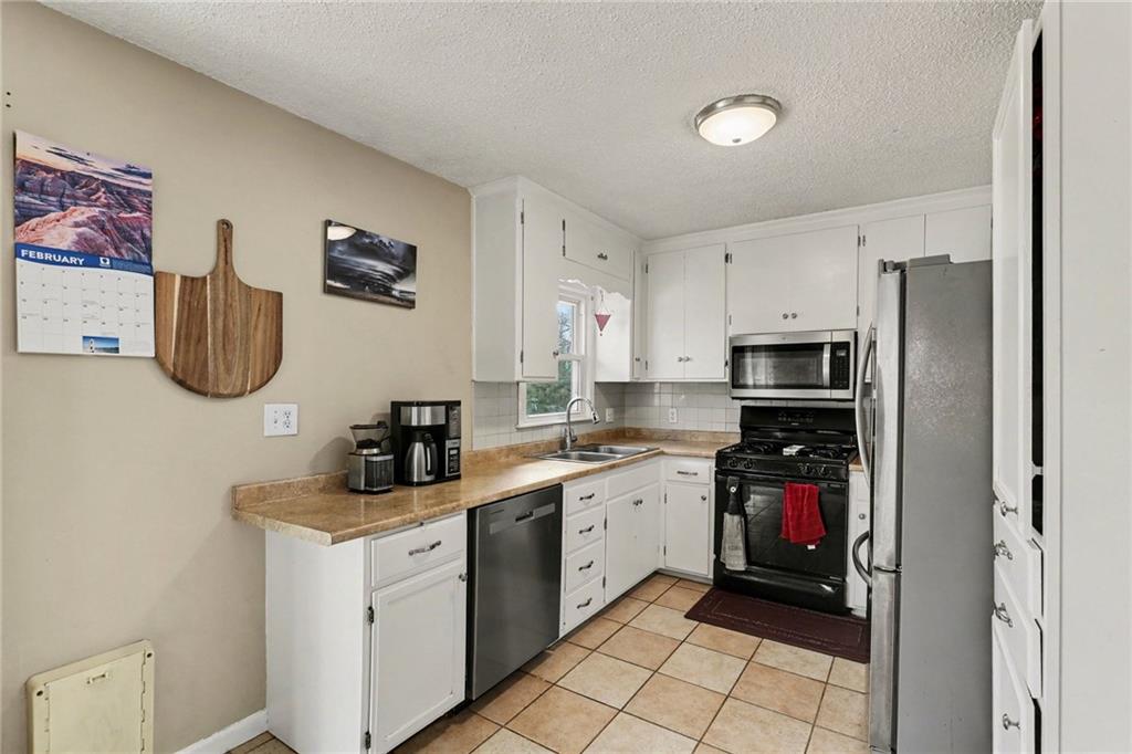 4745 Slater Street Merriam, KS 66203 - Photo 10 of 32