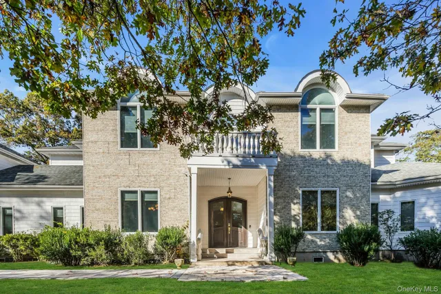 $3,290,000 | 10 Bay Woods Drive, Hampton Bays, NY 11946