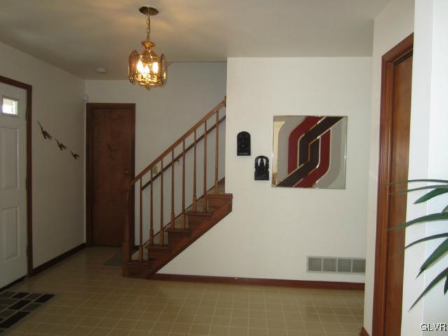 2024 Hilltop Road Bethlehem, PA 18015 - Photo 6 of 25 Gallery Image 6