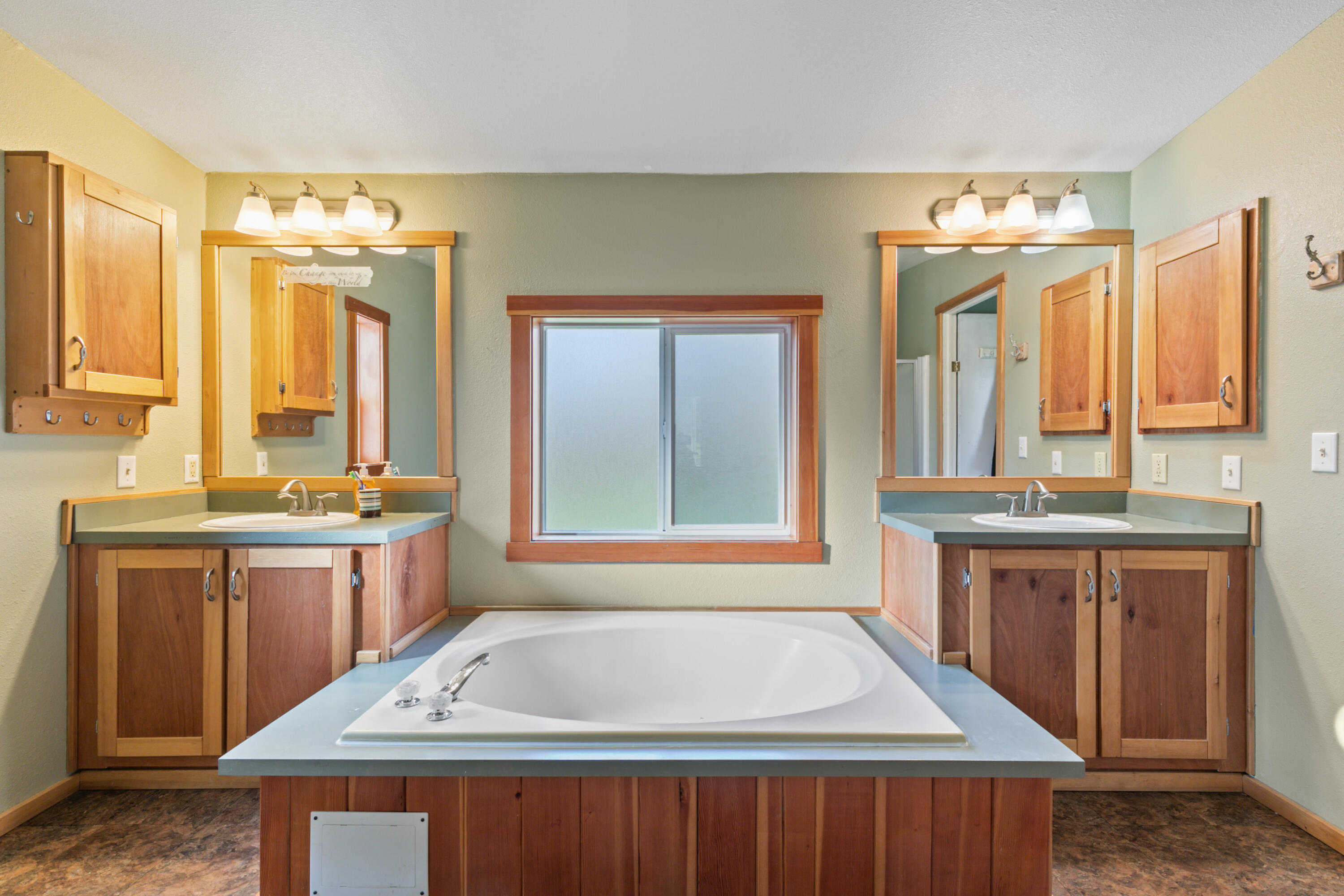 21 Anna Laura Road Jacksonville, OR 97530 - Photo 11 of 30 Master Bathroom