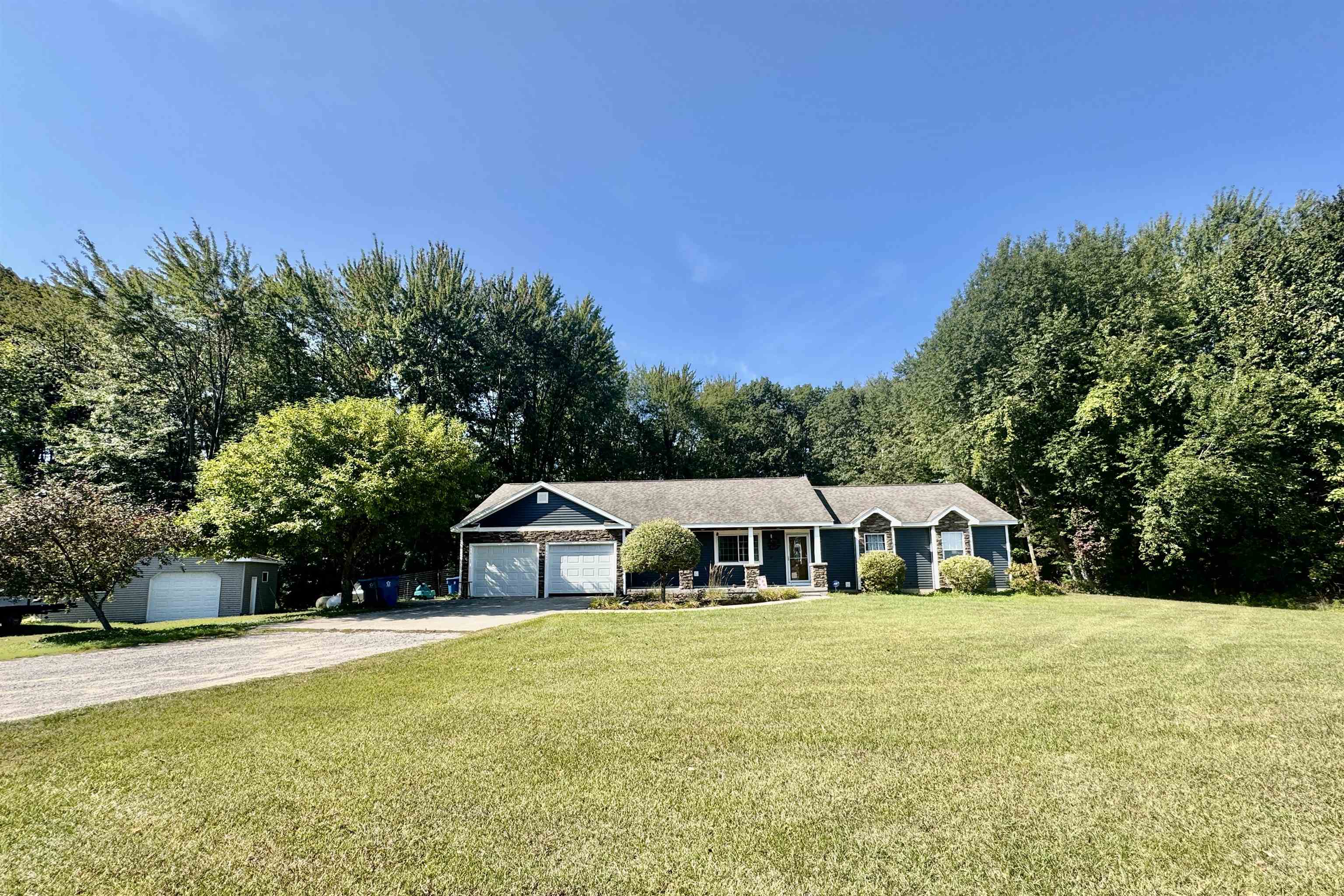 5495 North Shore Road Pinconning, MI 48650 - Photo 2 of 25