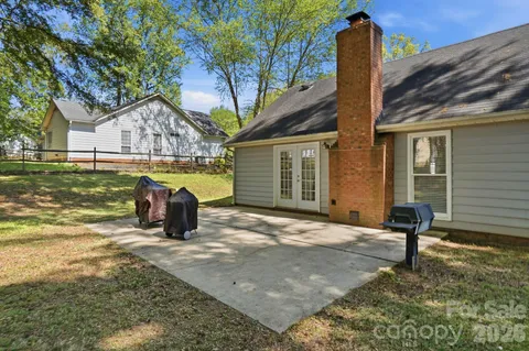 a view of a house with backyard