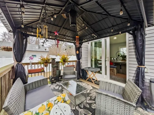 a view of entryway with outdoor seating