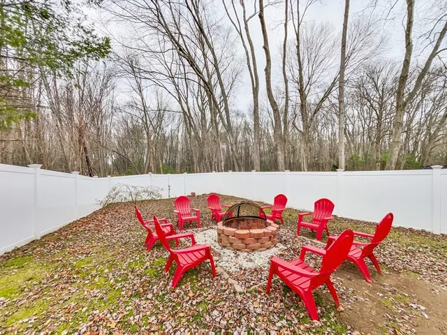 a view of a backyard