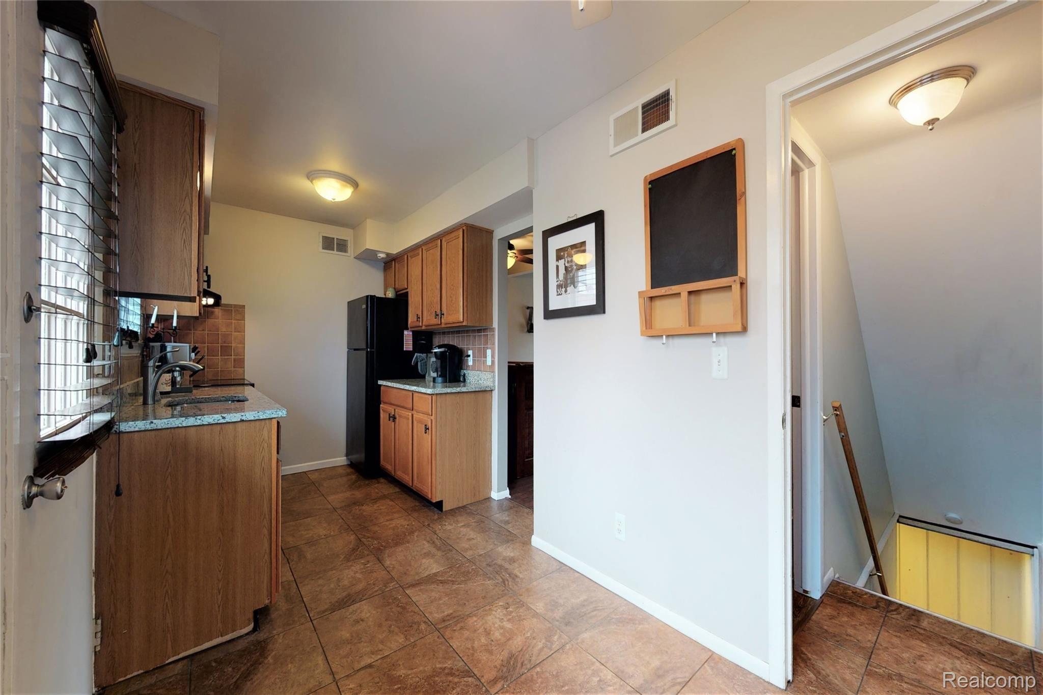 406 Baldwin Avenue Rochester, MI 48307 - Photo 9 of 28 Kitchen1.jpg