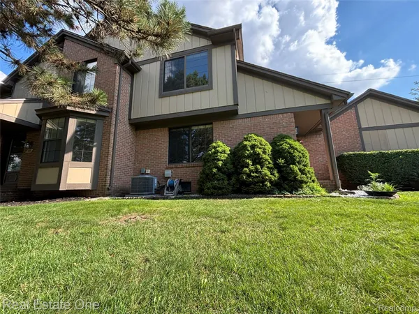 $279,900 | 66 Meadow Wood Drive, Rochester, MI 48307