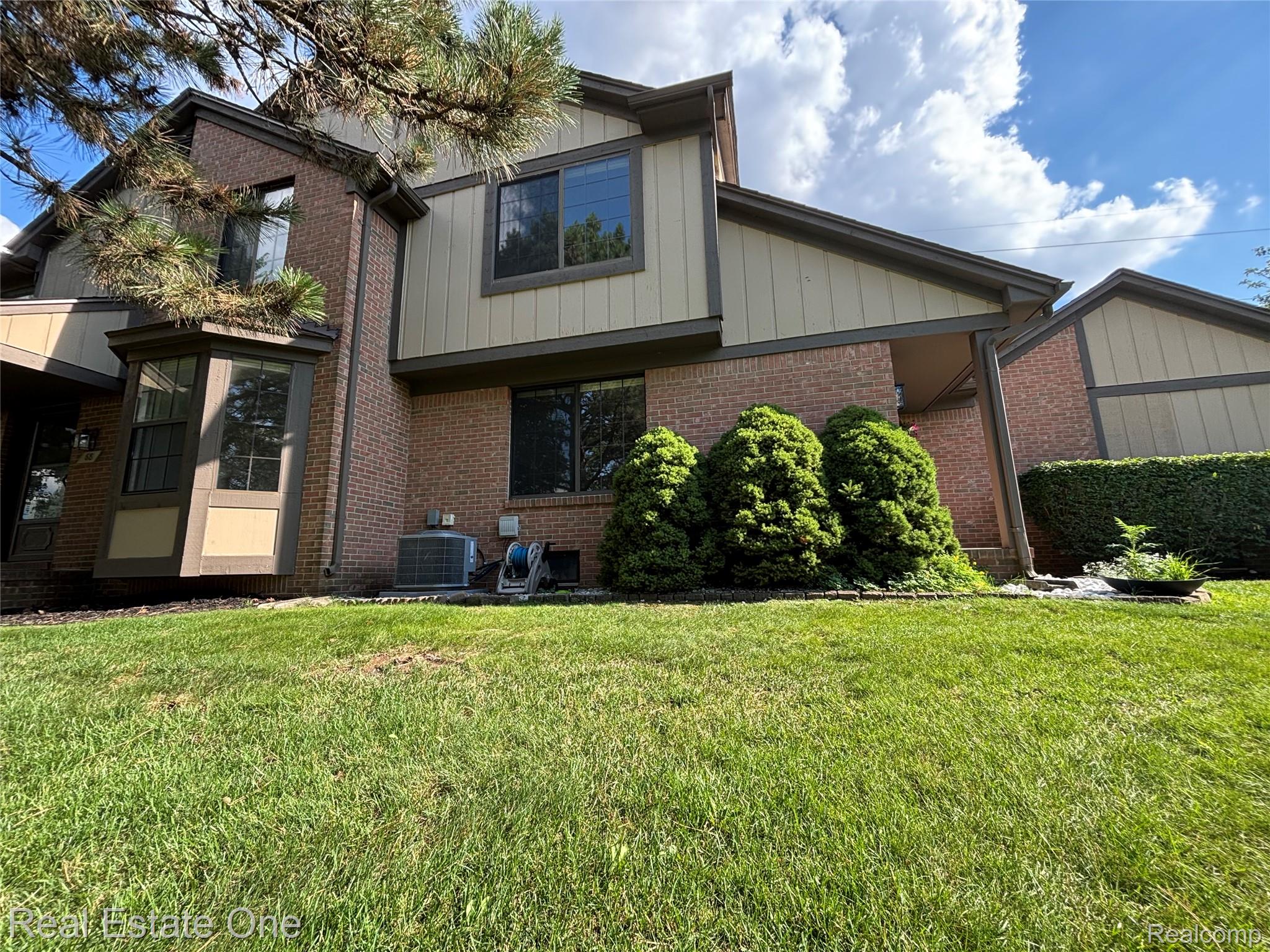 66 Meadow Wood Drive Rochester, MI 48307 - Photo 1 of 20 Spacious & private side yard