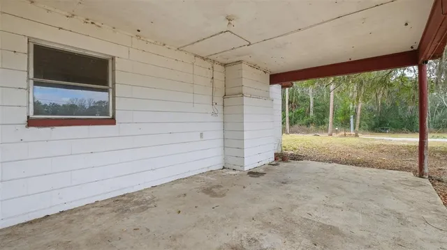 a view of a backyard