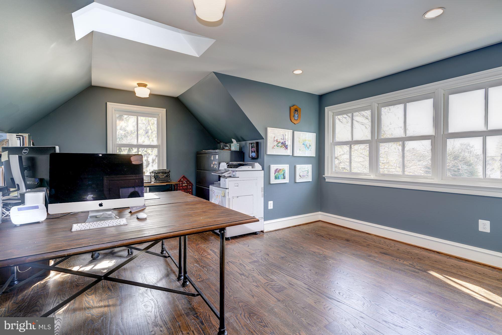 3007 North Rochester Street Arlington, VA 22213 - Photo 41 of 43 a workspace with furniture and wooden floor