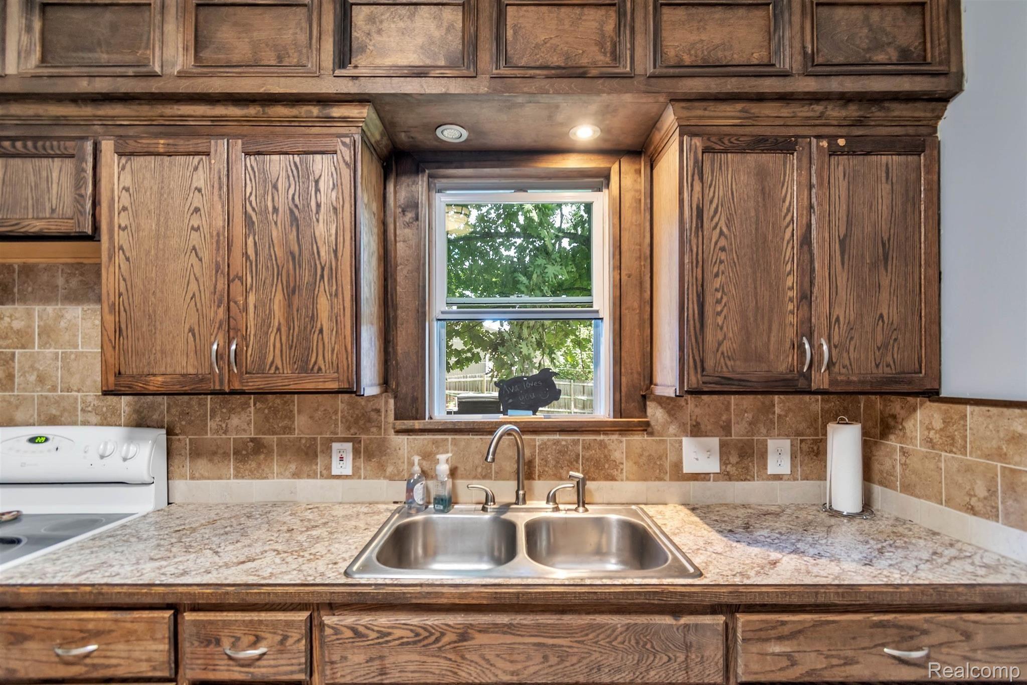 3859 Mapleleaf Road Waterford, MI 48328 - Photo 12 of 39 15-3859 Mapleleaf-WindowStill-Real-.jpg