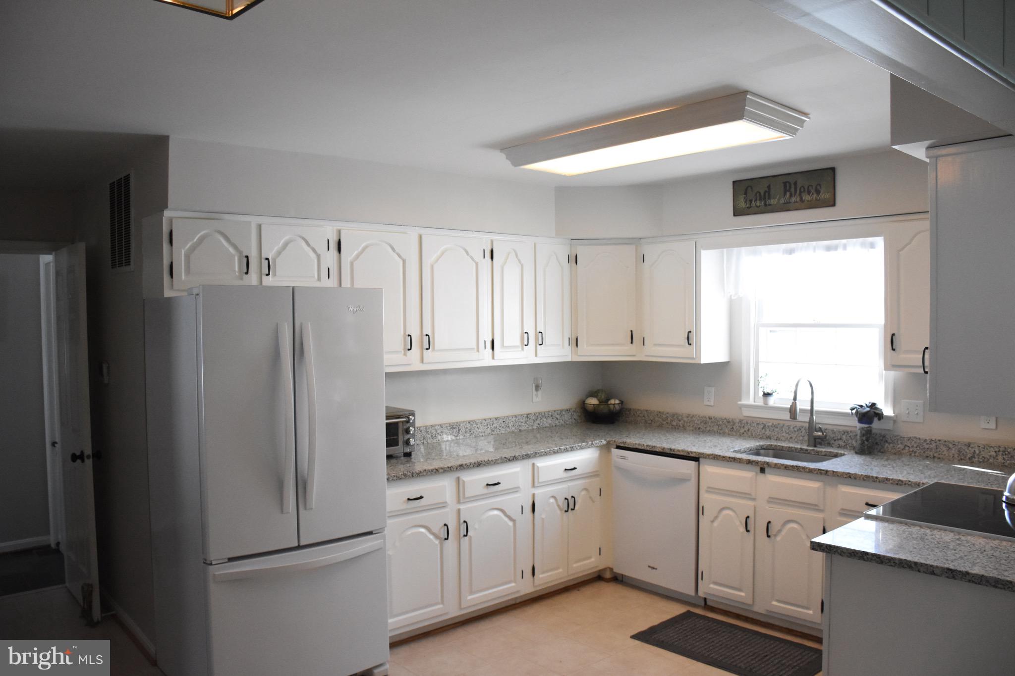 18825 Airmont Road Purcellville, VA 20132 - Photo 5 of 34 Updated Kitchen