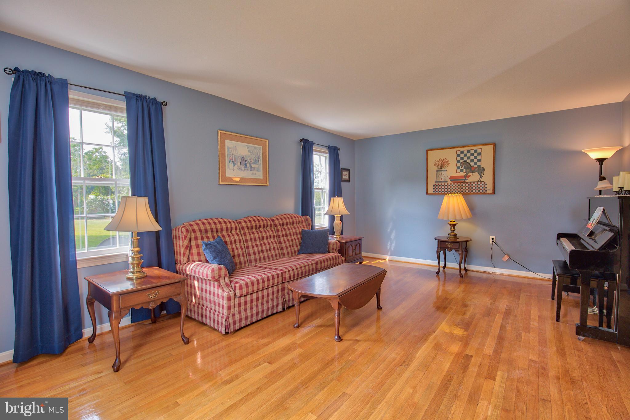 18825 Airmont Road Purcellville, VA 20132 - Photo 7 of 34 Living Room