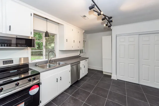 $2,750 | 1315 South Sherwood Drive, Charleston, SC 29407