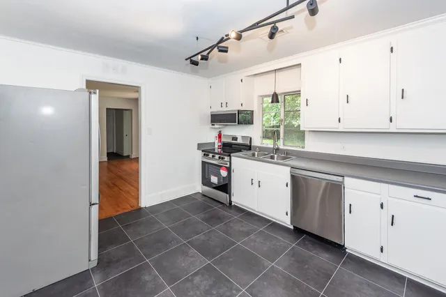 $2,750 | 1315 South Sherwood Drive, Charleston, SC 29407