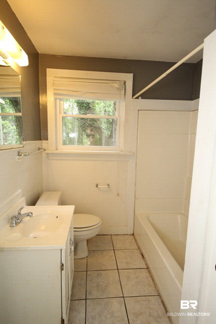 271 Border Drive West Mobile, AL 36608 - Photo 11 of 16 Guest Bathroom