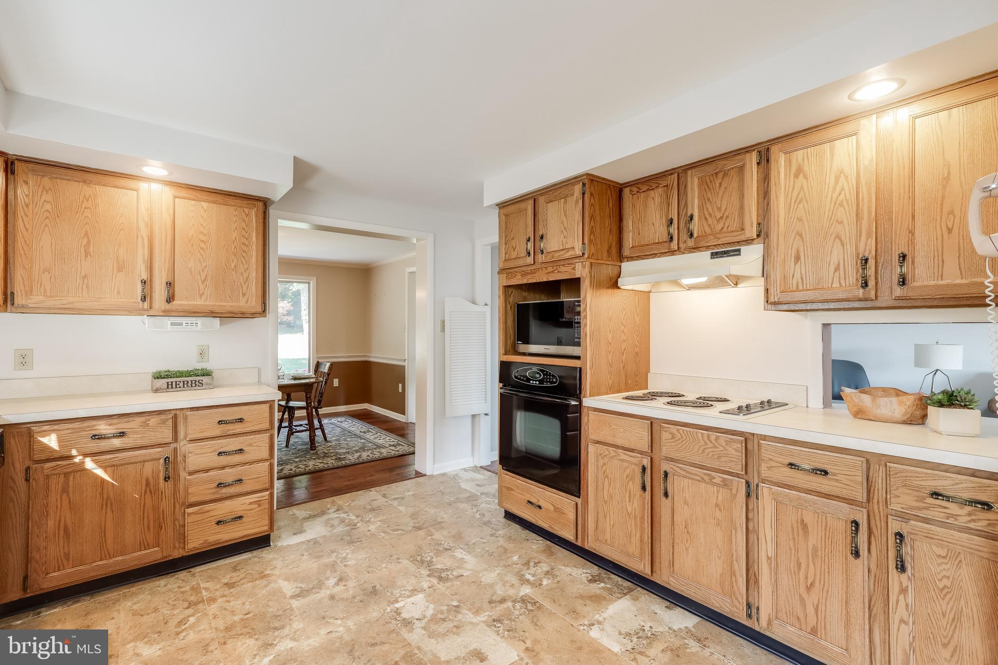 3385 Maple Grove Road Hampstead, MD 21074 - Photo 14 of 39 tons of cabinet space!