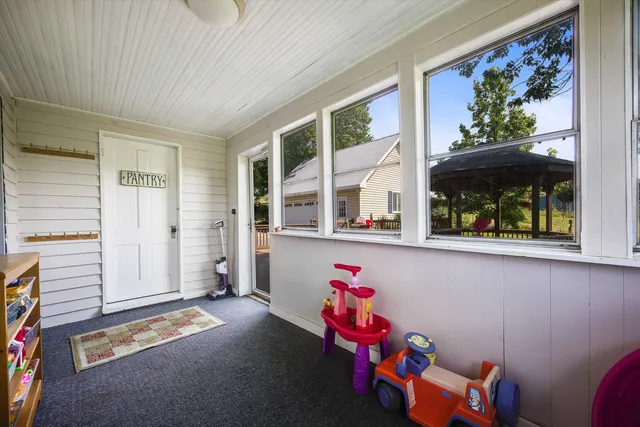 a view of a house with backyard and garden